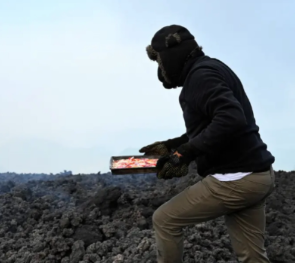 NAJOPASNIJA PICA NA SVETU PEČE SE U UŽARENOJ LAVI Ljudi rizikuju život da bi je napravili, a ukus je neverovatan